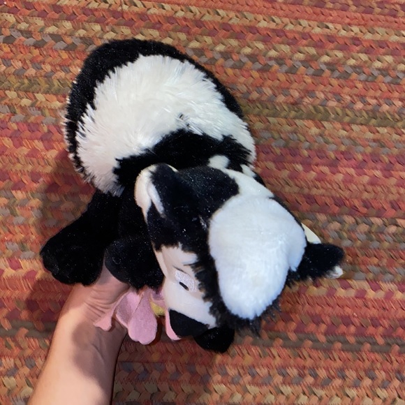 SOLD 90s VINTAGE LOONEY TUNES PEPE LE PEW SKUNK W FLOWER PLUSH - Picture 4 of 4
